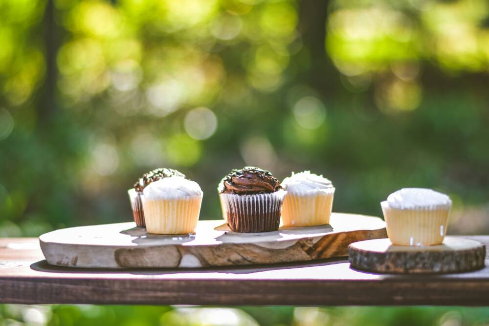 Kaffee und Kuchen im Grünen: Navinas Mühlencafé in der flügellosen Mühle hat nur selten geöffnet / ©Unsplash/Ibrahim Boran