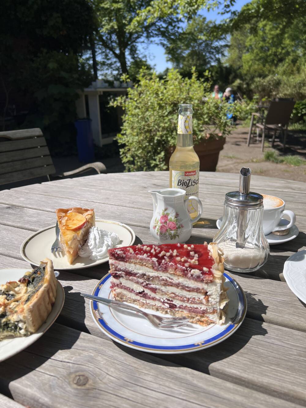 Kuchen, Quiche, eiskalte Getränke und Kaffee bekommen Gäste am Hof Neun Linden in Bergedorf / ©Marie Oetgen 