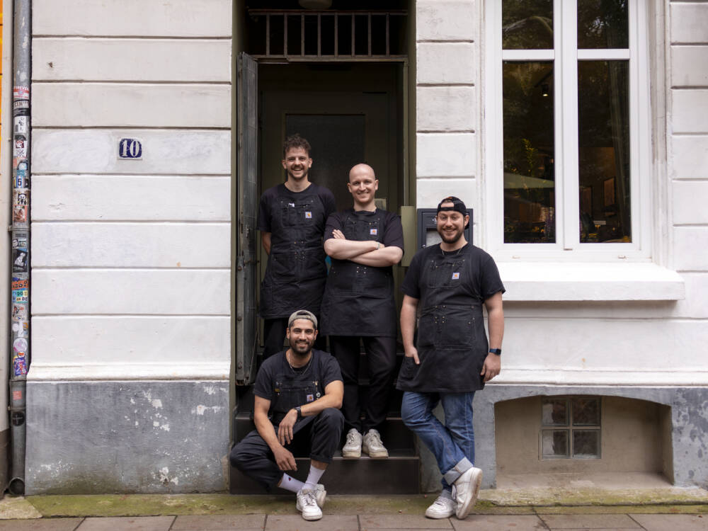 Oliver Singh (u.), Tim Grapperhaus, Sjoerd Kübler und Andrey Bartlett vor ihrer The Local Bar / ©Lisa Marie Erhardt