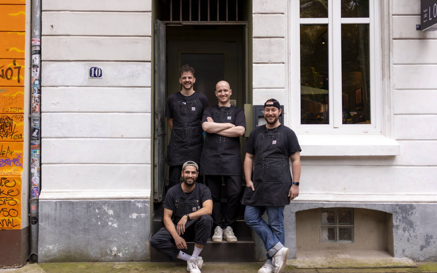 Oliver Singh (u.), Tim Grapperhaus, Sjoerd Kübler und Andrey Bartlett vor ihrer The Local Bar / ©Lisa Marie Erhardt