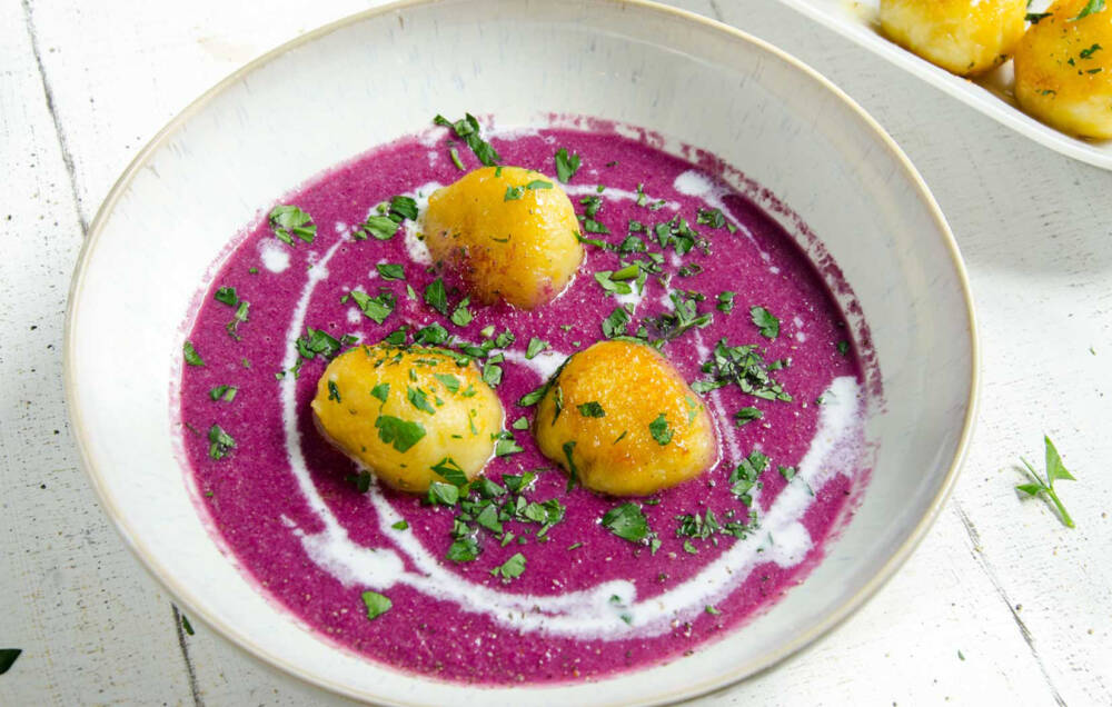 Rotkohlsuppe mit karamellisierten Miniklößen / ©Kurkuma Kochschule