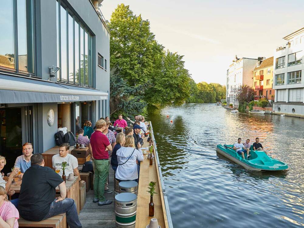 Sommer am Mühlenkamp: Die Terrasse der Ratsherrn Bar lockt an warmen Tag mit Bier und Wohlfühlküche / ©Seren Dal