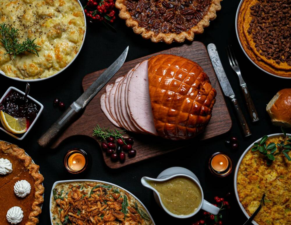 Traditionelles Thanksgiving Dinner mit Buffet im historischen Ambiente des Auswanderermuseums  / ©Unsplash/ Jed Owen