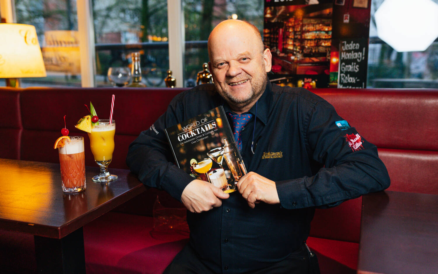 Uwe Christiansen kann sich den ersten Genuss-Michel für die beste Bar in Hamburg ins Regal stellen / ©Julia Schumacher 