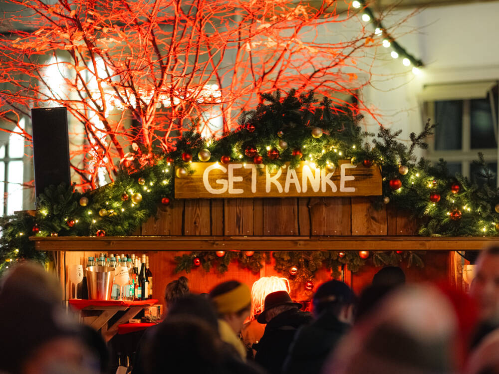 Auf ein oder zwei Glühwein nach Feierabend: Der Hüttenzauber lockt mit gemütlichem Ambiente in der Innenstadt / ©Kommunikationshafen Hamburg 