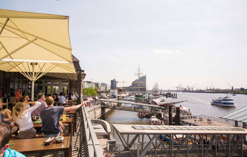 Bier mit Aussicht auf einer der schönsten Dachterrassen Hamburgs / ©Block Marketing GmbH