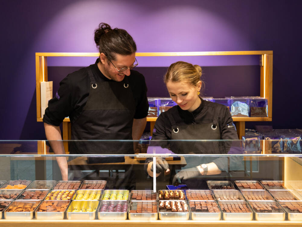 Corentin Féraud und Léonie Mohnert produzieren französische Pralinen im Eppendorfer Weg / ©Johanna Zobel