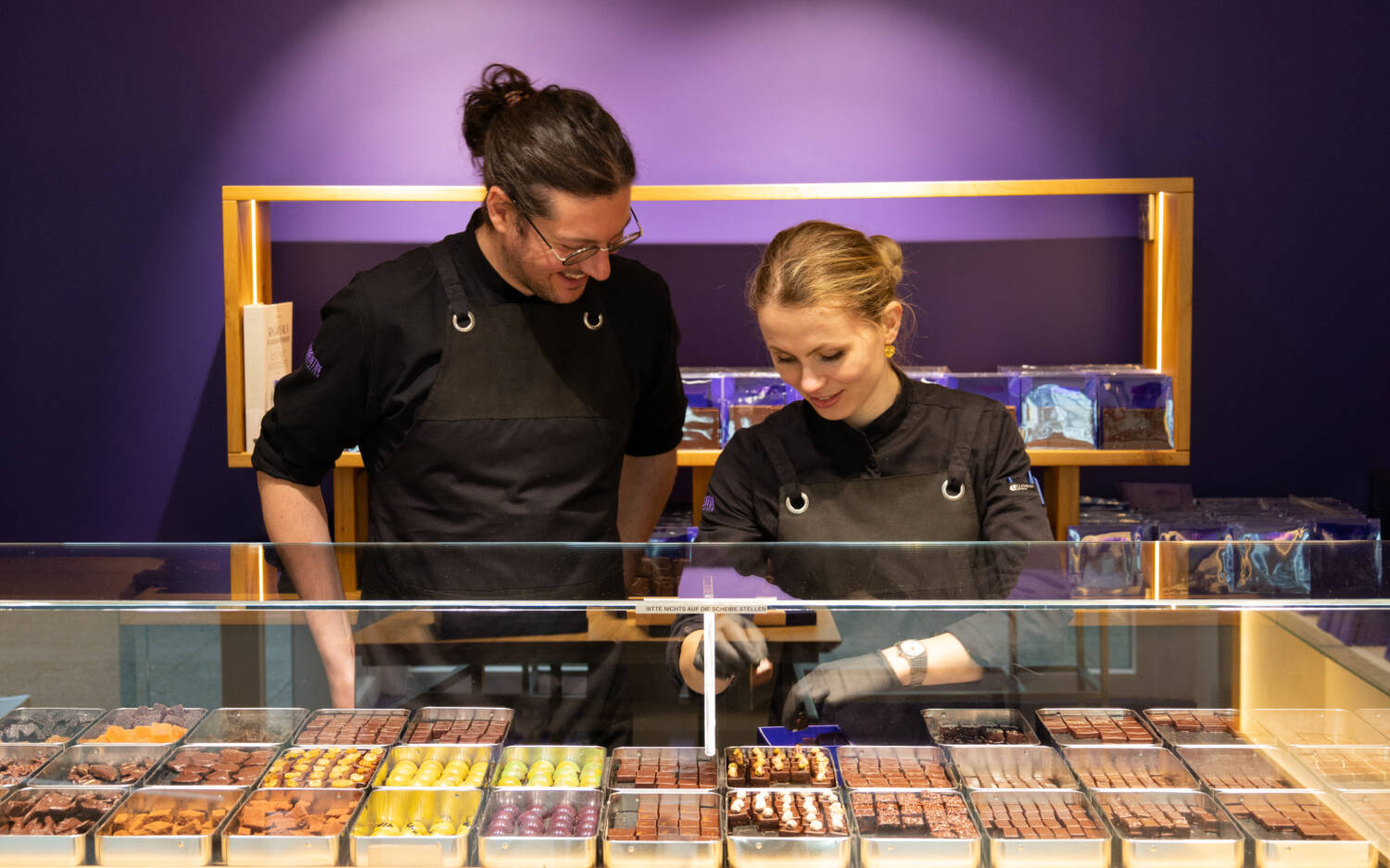 Corentin Féraud und Léonie Mohnert produzieren französische Pralinen im Eppendorfer Weg / ©Johanna Zobel