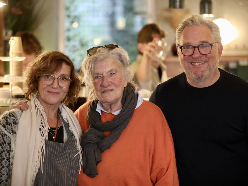 Das Pop-up-Trio mit Boris Rogosch, Simone Lücking und Monika Fuchs lädt zum Mittagstisch im Pop-up OmaLiebe Lunch Club /©Sebastian Fuchs