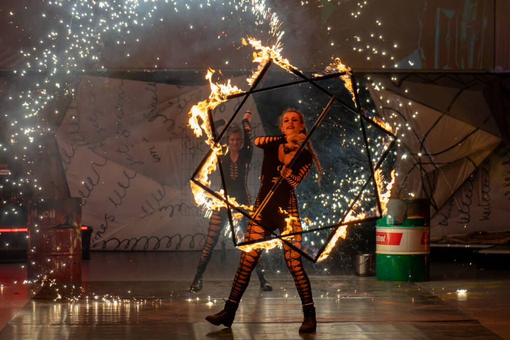 Das Winterspektakel vereint Show, Jahrmarkt und kulinarischen Genuss unter einem Dach / ©Krafft Angerer