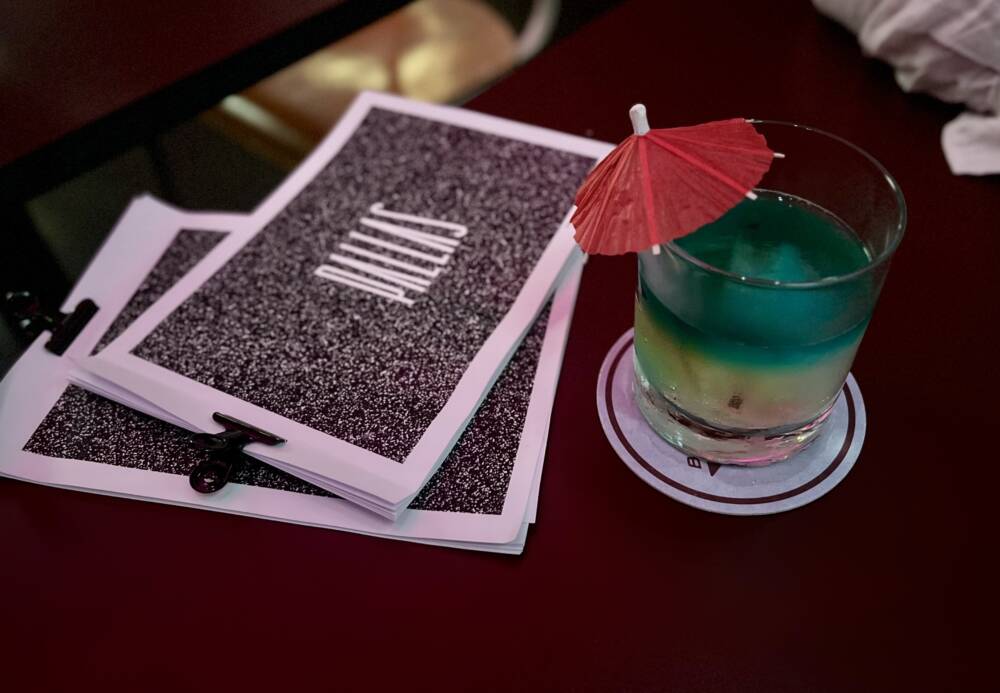 Der Blue Lagoon mit Rum, Passionsfrucht, Palo Santo Holz und Kokosnuss / ©Alice von der Laden 