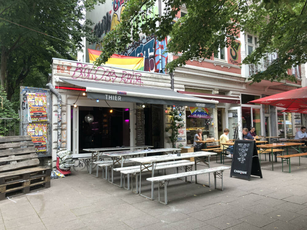 Die Regenbogenflagge weht über dieser Bar in der Schanze / ©Karoline Gebhardt 