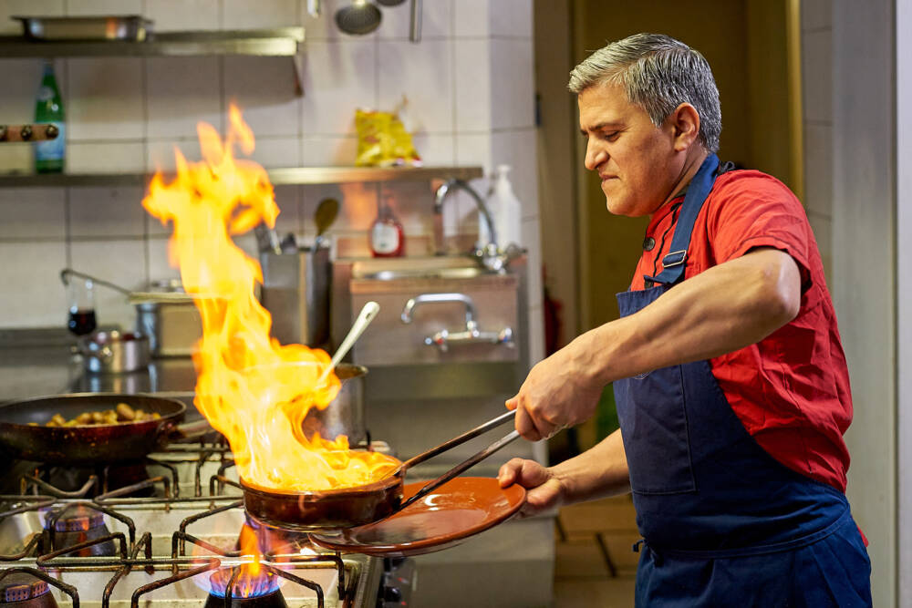 Die Scampi kommen im Caramba Especial mit ordentlich Feuer direkt zum Gast / ©Marc Sill