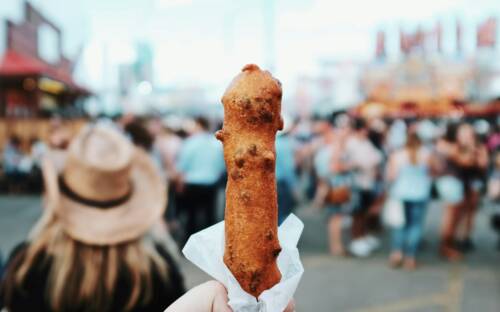 Hier findest du das koreanische Trend-Gericht: Corn Dogs mit verrückten Teigmantel-Variationen! /©Unsplash/Blake Guidry