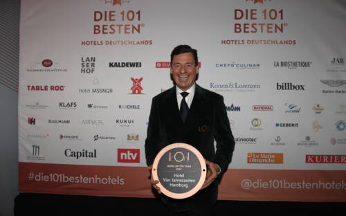 Hoteldirektor Ingo C. Peters freut sich über die Auszeichnung seines Hotels Vier Jahreszeiten / ©Agency People Image / Michael Tinnefeld