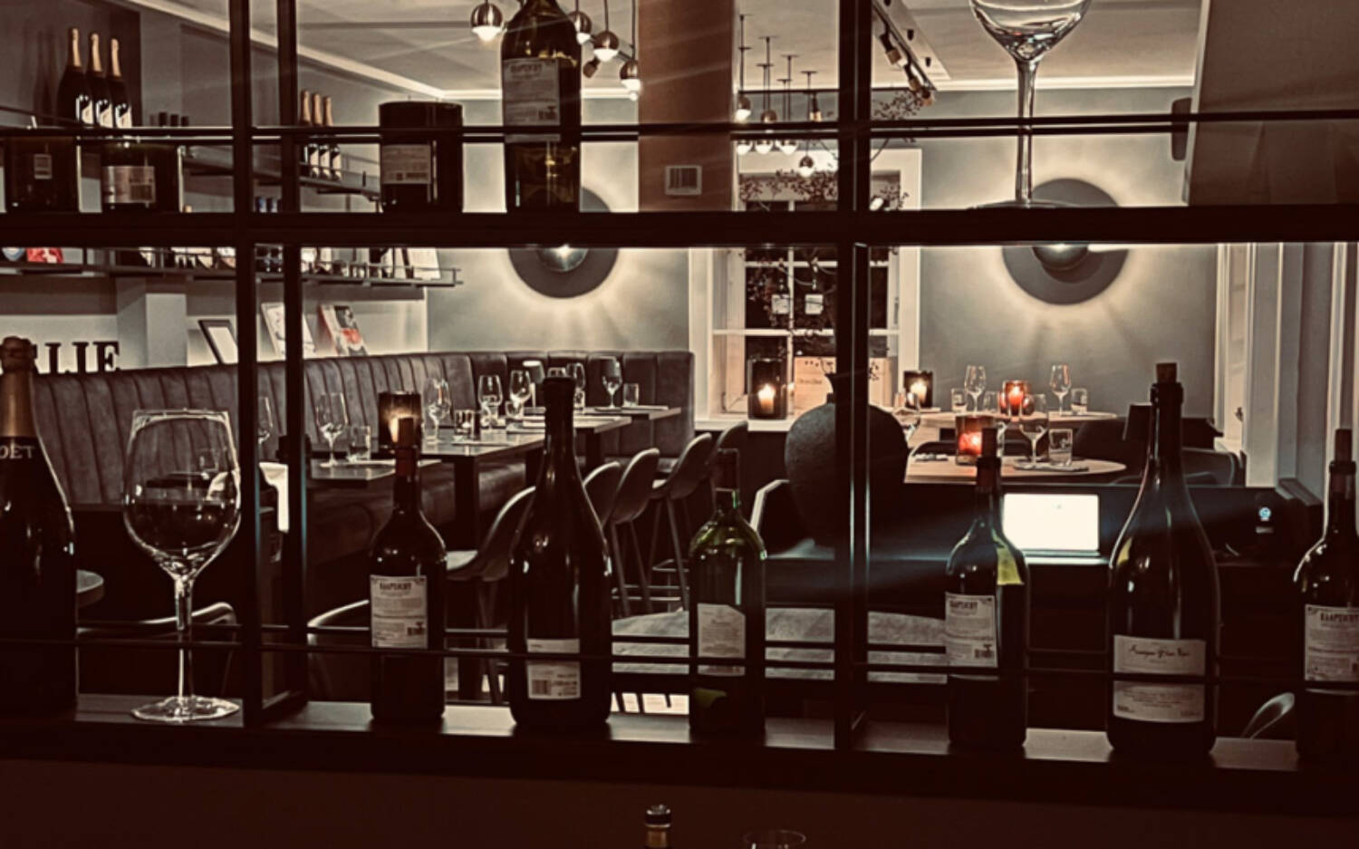 Im Weinbistro Leslie verströmt die Einrichtung, bestehend aus extra handgefertigten Tischlerarbeiten und sanftem Licht, eine lockere und zugleich stilvolle Atmosphäre / ©Weinbistro Leslie