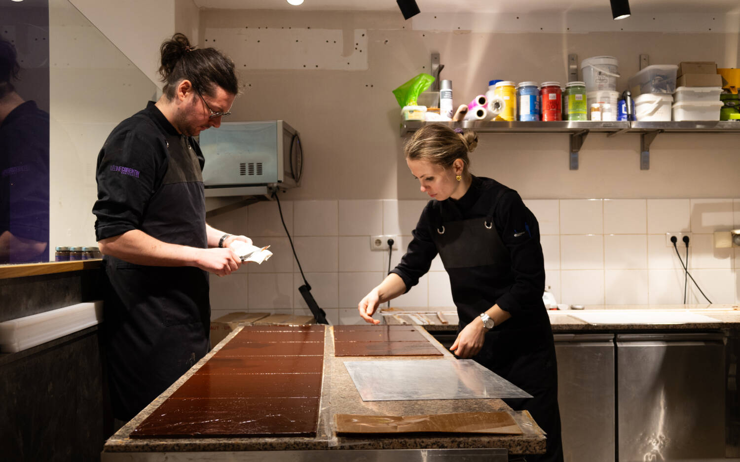 In ihrer offen Küche produziert das Duo leckere Pralinen / ©Johanna Zobel