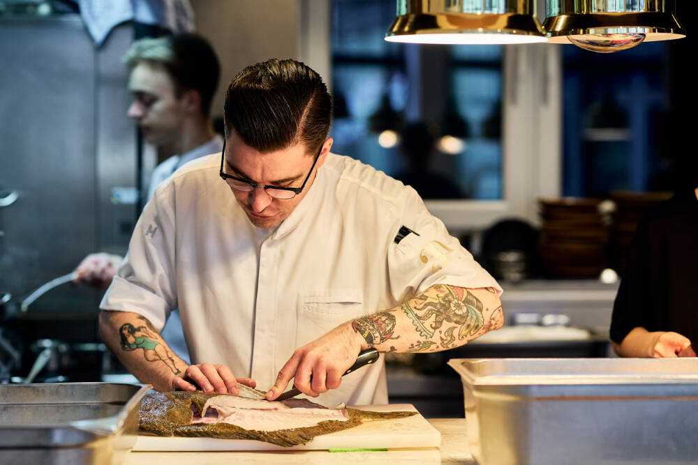 In der offenen Küche können Gäste Küchenchef Kevin Bürmann auf die Finger schauen / ©Marc Sill 