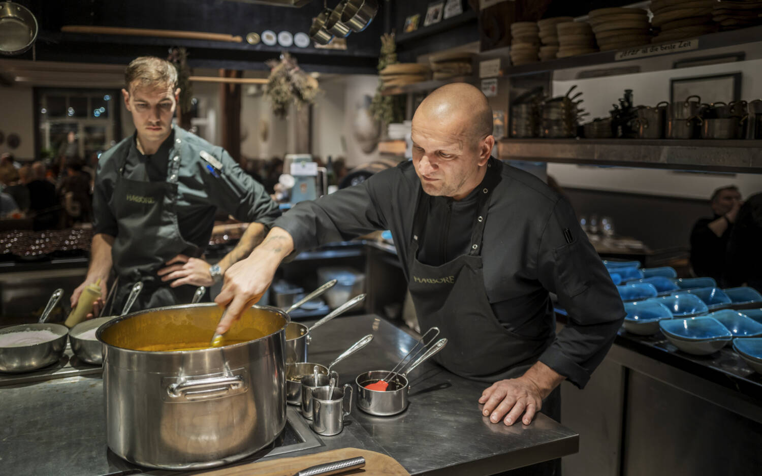 Kermo Nuottonen und Sauli Kemppainen sind für sechs Tage nach Deutschland gereist um beim Schleswig-Holstein Gourmet Festival mitzumachen / ©Sven Schomburg