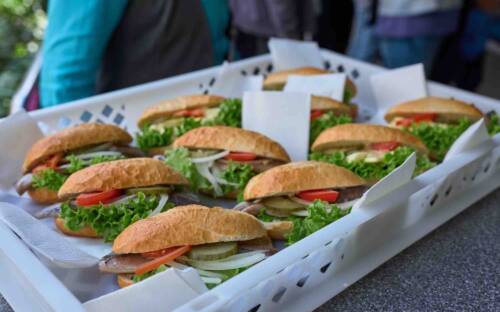 Knackiges Brötchen, frischer Fisch und ordentlich Zwiebeln: so geht Fischbrötchen in Hamburg /©Marius Gebhardt