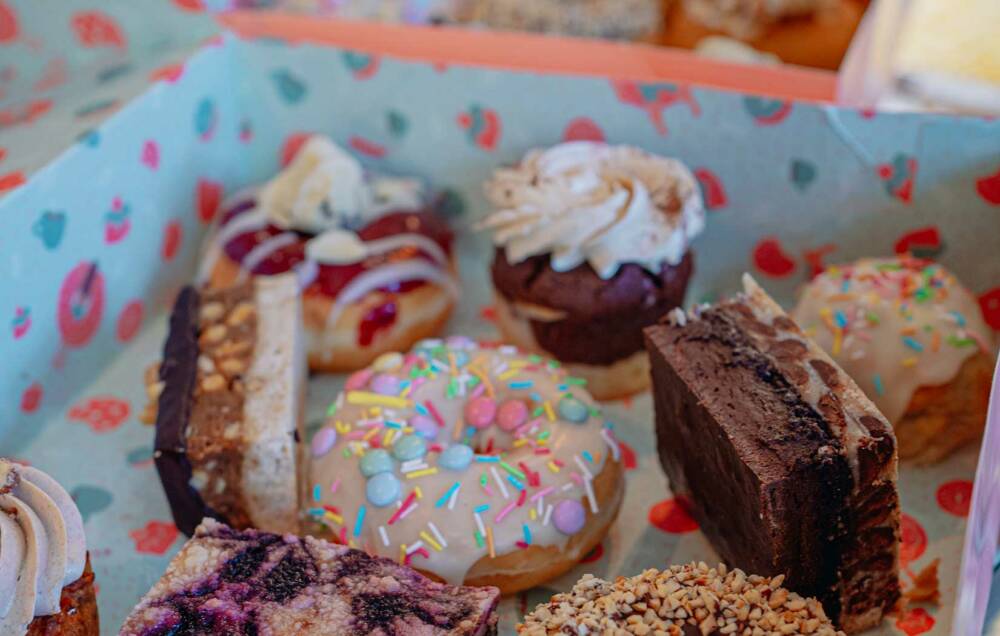 Kunterbunt und ohne tierische Produkte: Bei Kjeks gibt’s Donuts, Brownies und Cupcakes / ©Kjeks