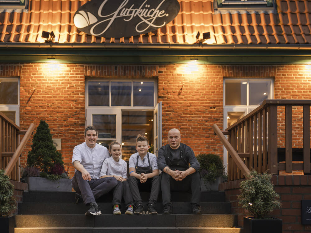 Matthias Gfrörer mit seinen Kindern Mathilda und Noah sowie dem finnischen Gastkoch Sauli Kemppainen / ©Sven Schomburg