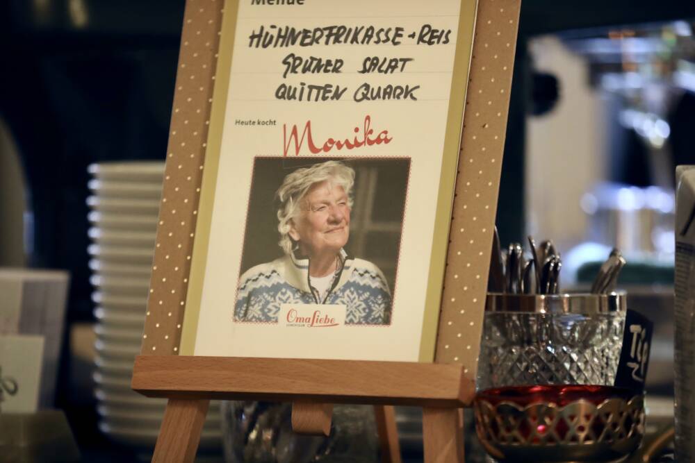 Monika Fuchs wurde bekannt mit Charity-Dinnern mitten im eigenen Wohnzimmer und ist Deutschlands älteste YouTube-Köchin /©Sebastian Fuchs