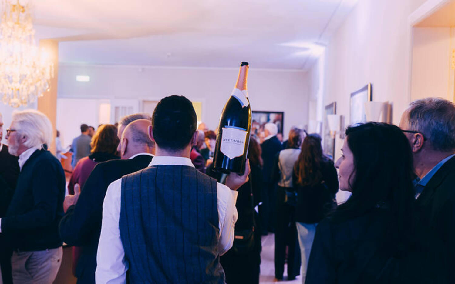 Rund 200 Gäste genossen edlen Wein, persönlich ausgeschenkt aus den „Big Bottles“ von namhaften Winzern wie Nyetimber, Franz Keller oder Rings /©DSR Hotel Holding