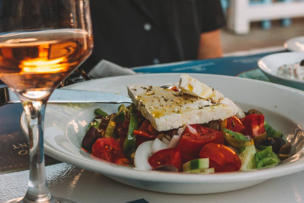 Salat und Feta gehen in der griechischen Küche gern Hand in Hand / ©unsplash Loes Klinker 