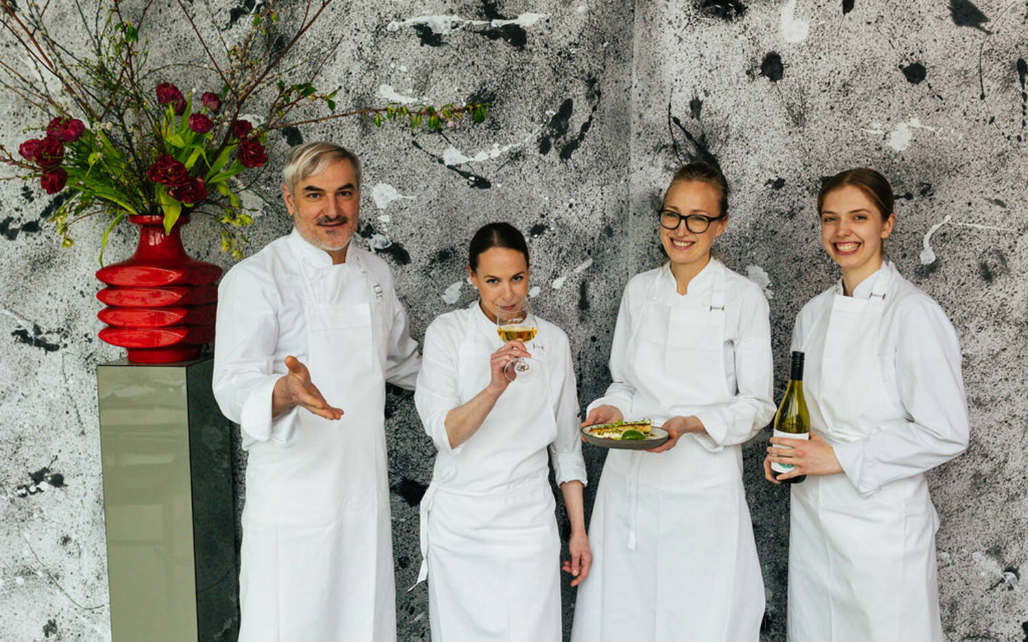 Thorsten Gillert (links) serviert in seinem Restaurant Der erdbeerfressende Drache ein Menü passend zur Musik / ©Julia Schumacher 