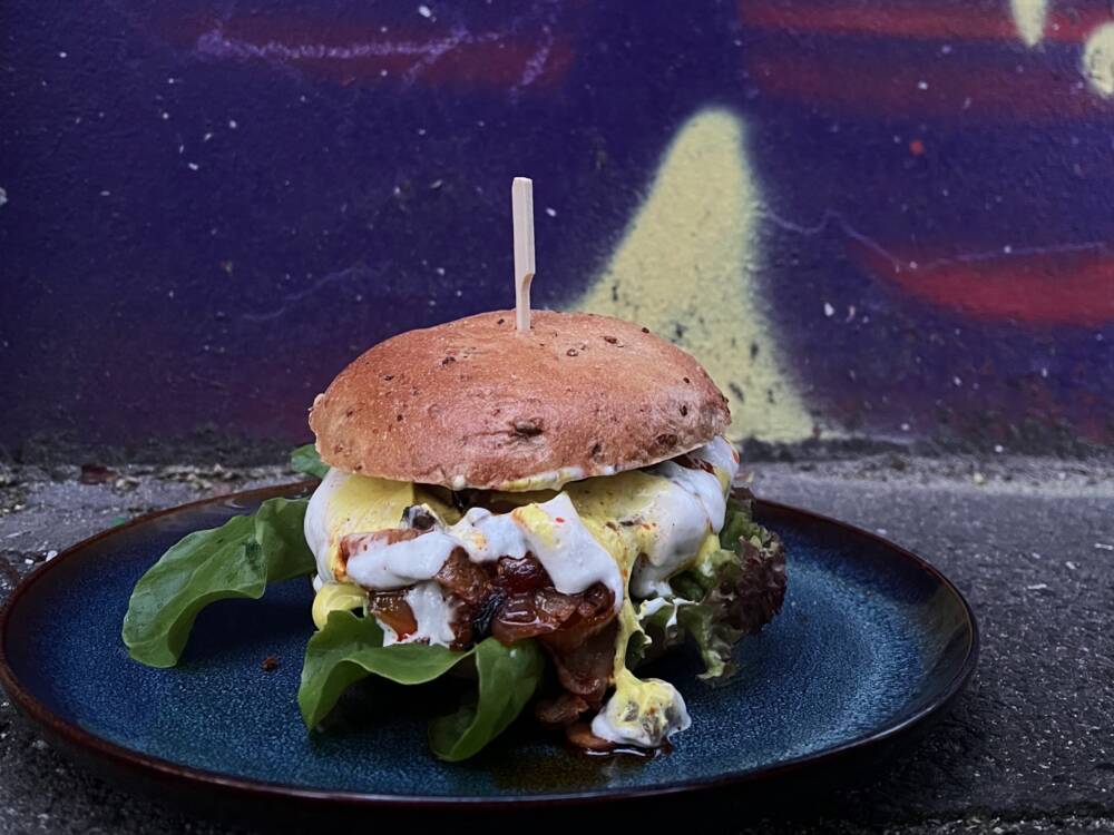 Veganer Burger sind in Hamburg einfach zu finden – und sie sehen zum Anbeißen aus wie im Happenpappen / ©Happenpappen