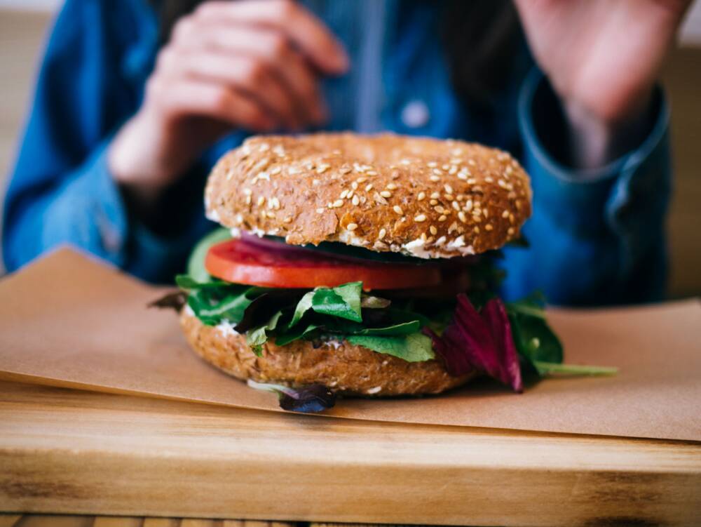 Vor einem Konzert im Knust empfiehlt sich ein deftiger Veggie-Burger vom Schmako-Foodtruck / ©Unsplash