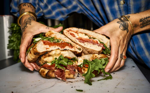 Zwischen fluffigem Pizzabrot finden Gemüse, Fleisch und ganz viel Käse Platz / ©Mia Conolly