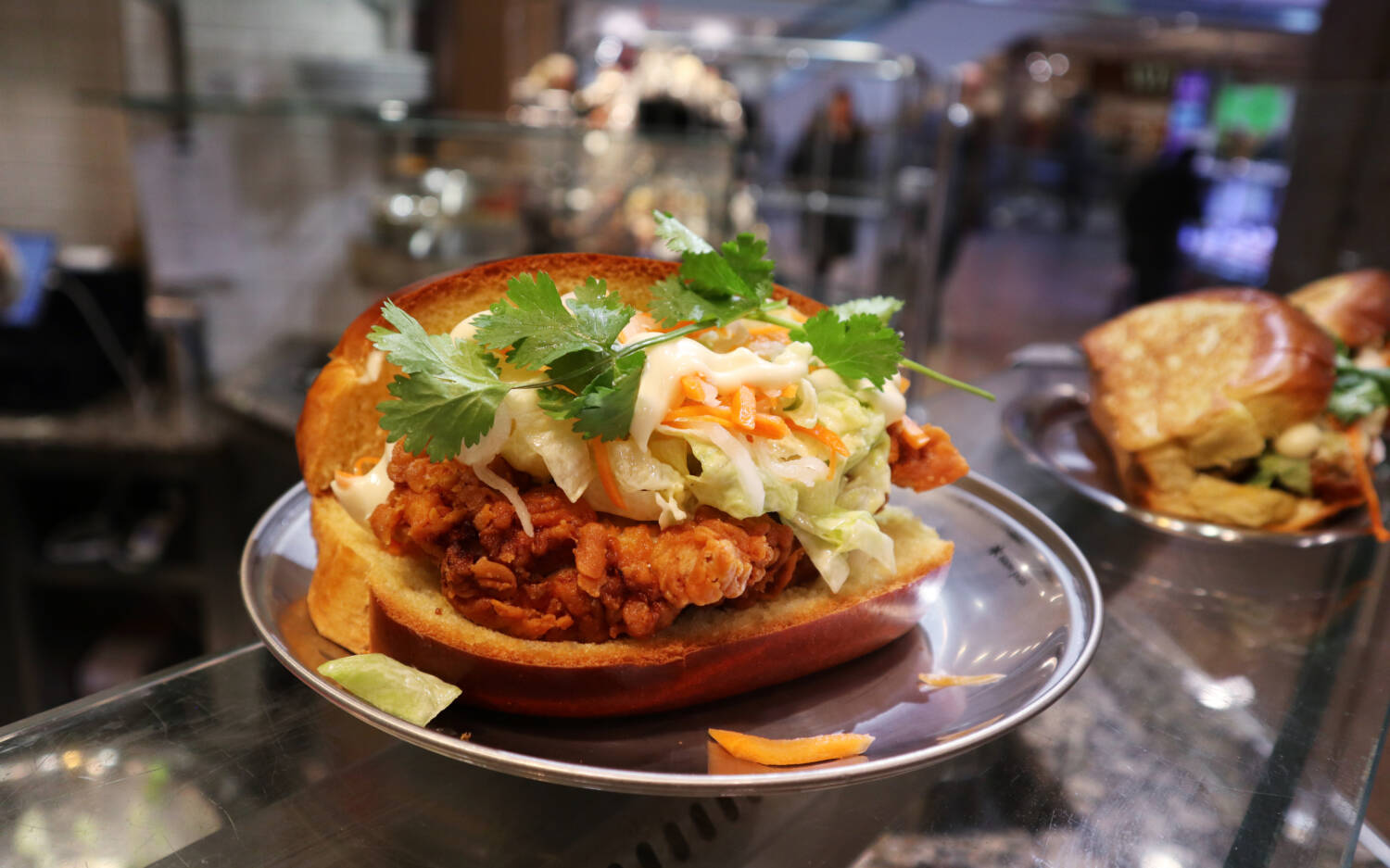 Bánh mì, die belegten Brioche-Baguettes, entstanden durch französische Einflüsse während der Kolonialzeit in Vietnam. Im Popup gibt es kreative Kreationen mit Leberkäse und Mangosenf /©Alina Fedorova