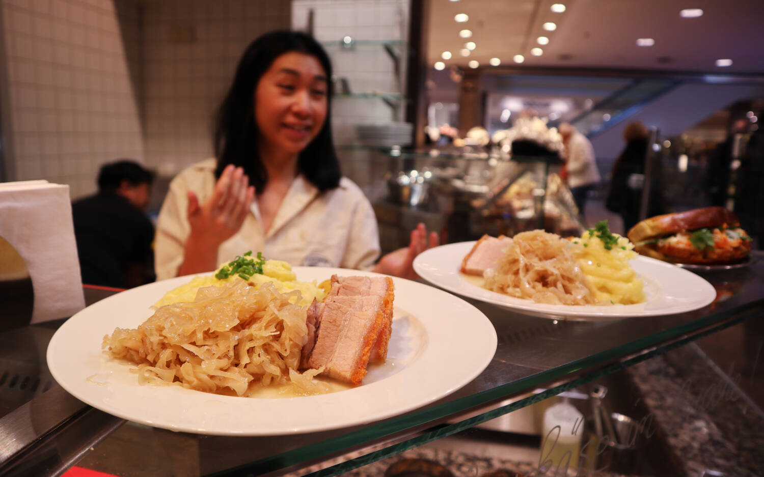 Chi Zubkovs Familie hat sich mit dem Crispy Pork Belly schon in Berlin einen Namen gemacht. Hier wird es zu Sauerkraut und Kartoffelpüree serviert /©Alina Fedorova