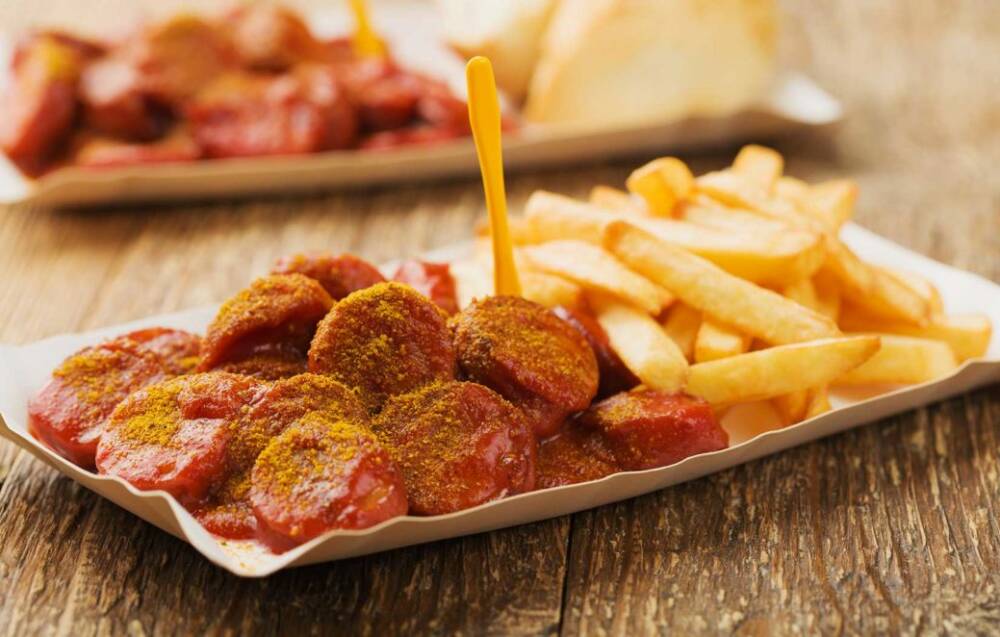 Currywurst für Mutige Hamburger in der Bruzzelhütte in Harburg / ©Adobe Stock/gkrphoto