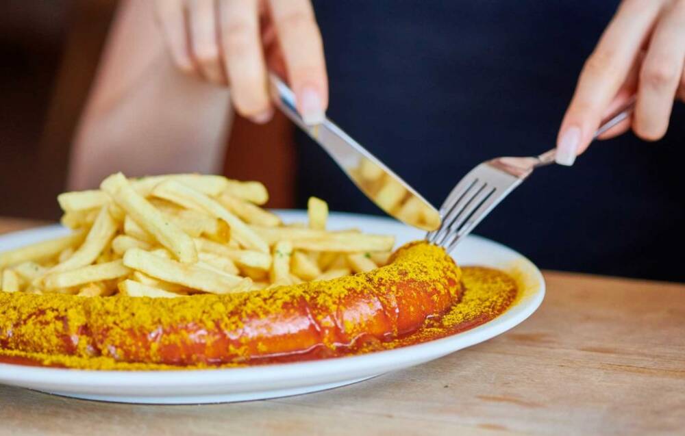 Das Highlight im Veddeler Diner in Wilhelmsburg: die würzige Currywurst / ©Adobe Stock/www.push2hit.de