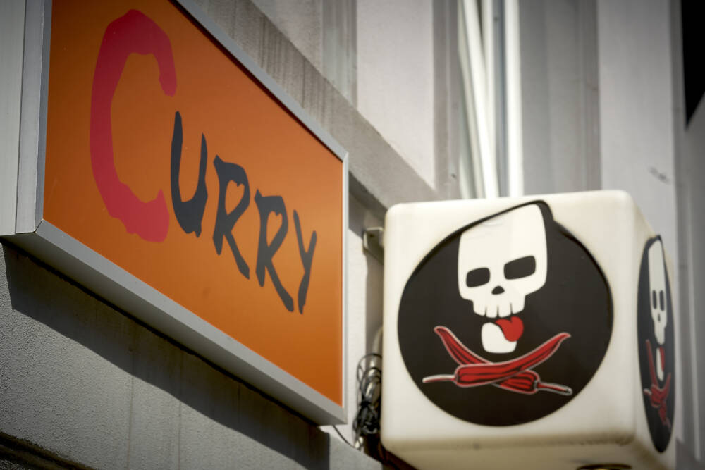 Die Curry Pirates in Barmbek Süd machen ihre Würste, Beilagen und Soßen von Hand / ©Marc Sill