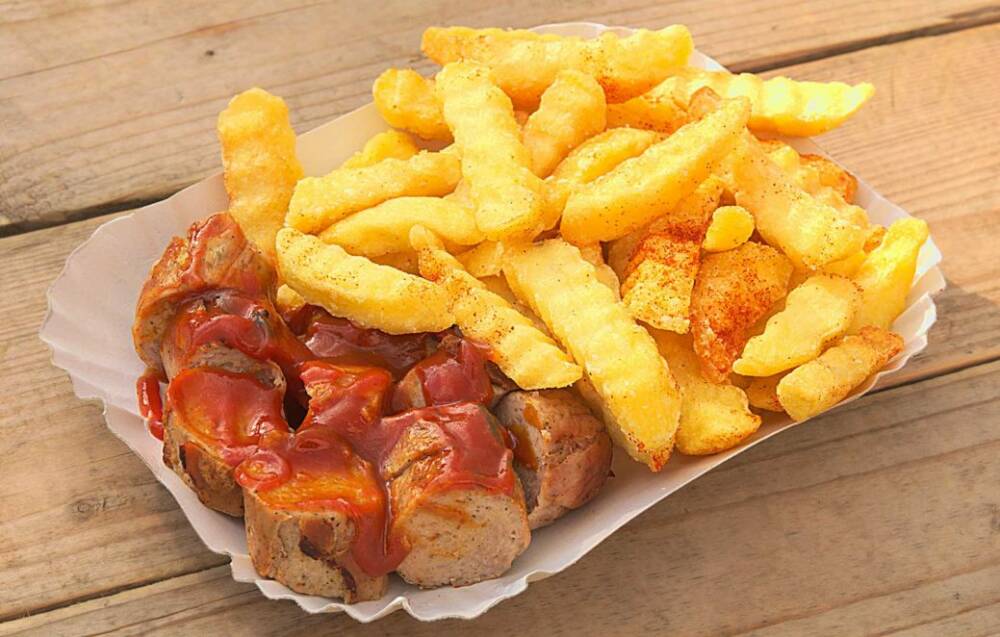 Grob oder fein, mit Zwiebeln oder Pommes: Bei Curry Grindel gibt's Currywurst nach Wahl / ©Adobe Stock/kath81