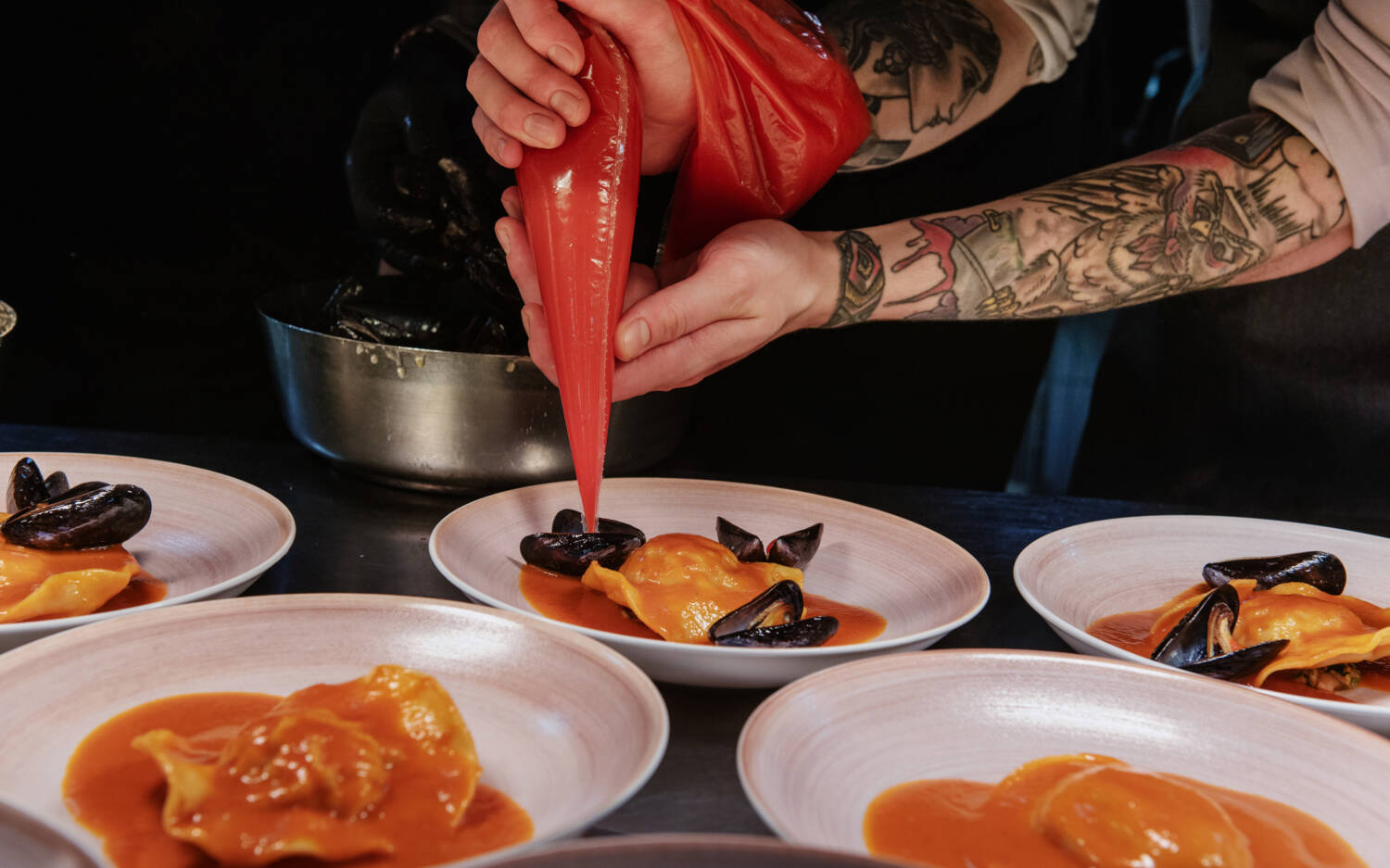 Holger Schweizer aus dem Restaurant DaCaio tischte Ravioli mit geräucherter Garnele, Miesmuscheln und Ndjua auf/ ©Reichshof