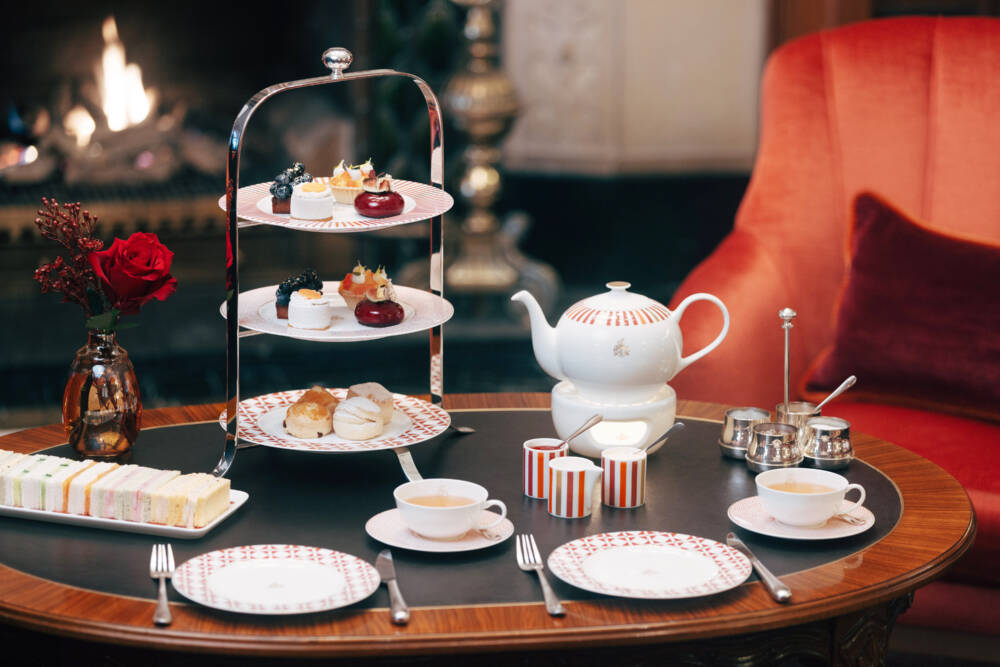 Im Vier Jahreszeiten Hotel wird eleganter Afternoon Tea in der historischen Wohnhalle aufgetischt /©Max Arens