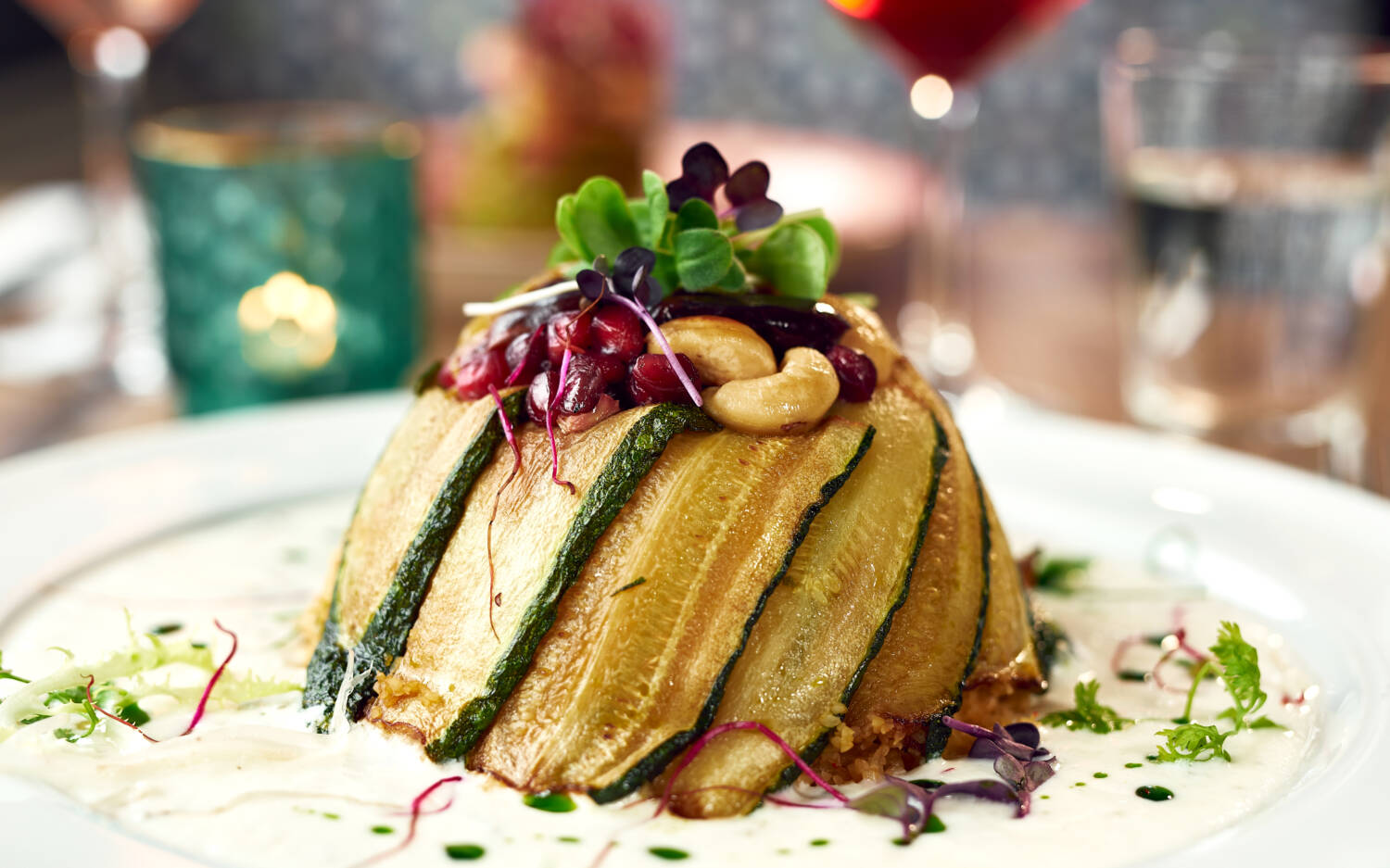 Neben den vielen Fleischgerichten bietet das L’Amira auch eine tolle Auswahl vegetarischer Kreationen. Hier: Maklube Betanjan, ein süß-würziger Auberginenauflauf / ©Marc Sill