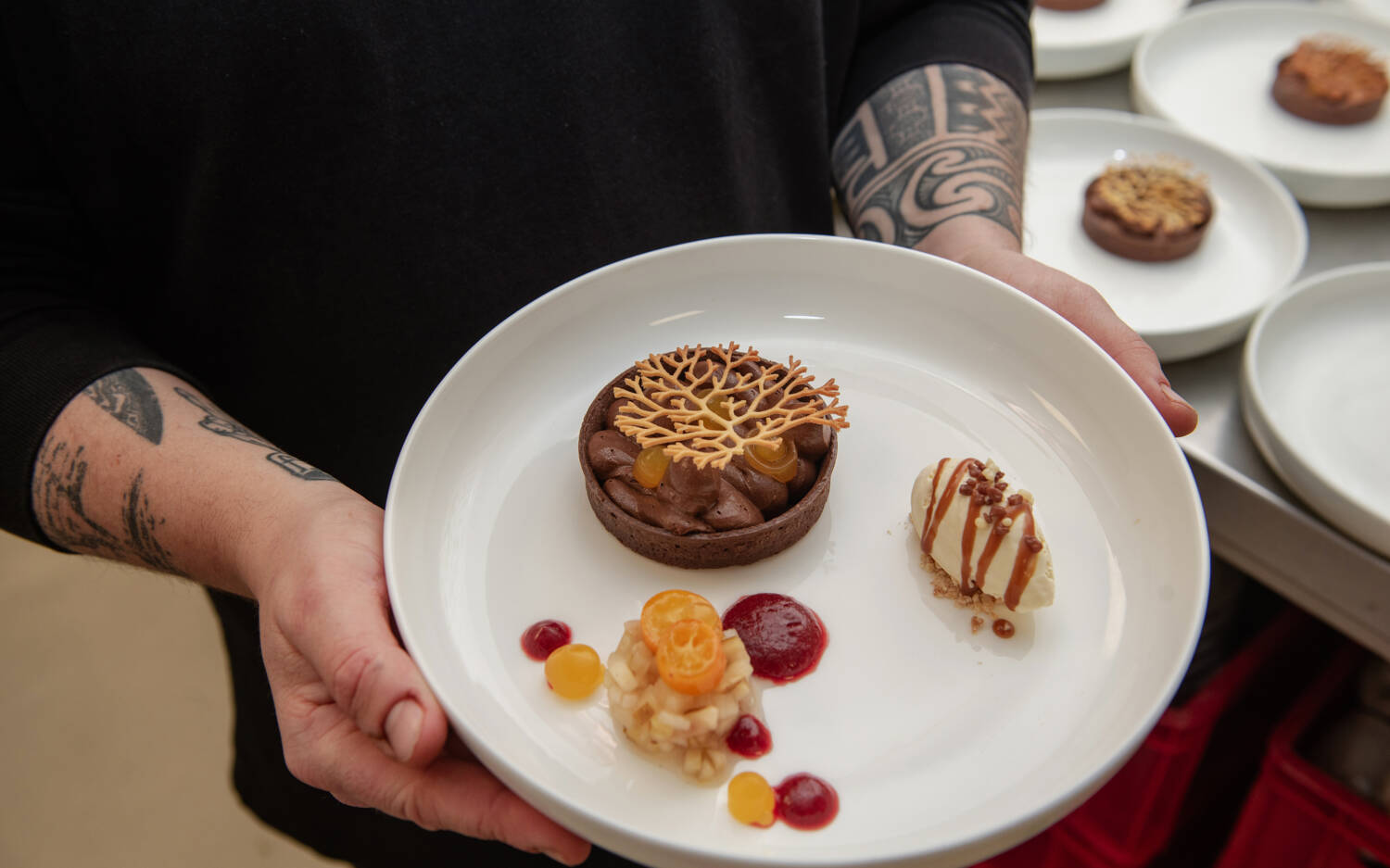 Schoko-Tartlettes mit Heumilcheis, Salzkaramell, Apfel-Birnen-Relish und Rote-Bete-Zwetschgen-Coulis  von Philipp Zitterbart / ©Reichshof