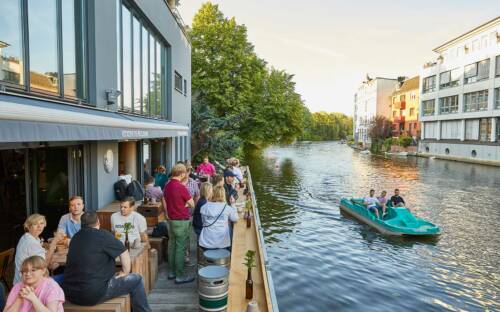 Sommer am Mühlenkamp: Die Terrasse der Ratsherrn Bar lockt an warmen Tag mit Bier und Wohlfühlküche / ©Seren Dal