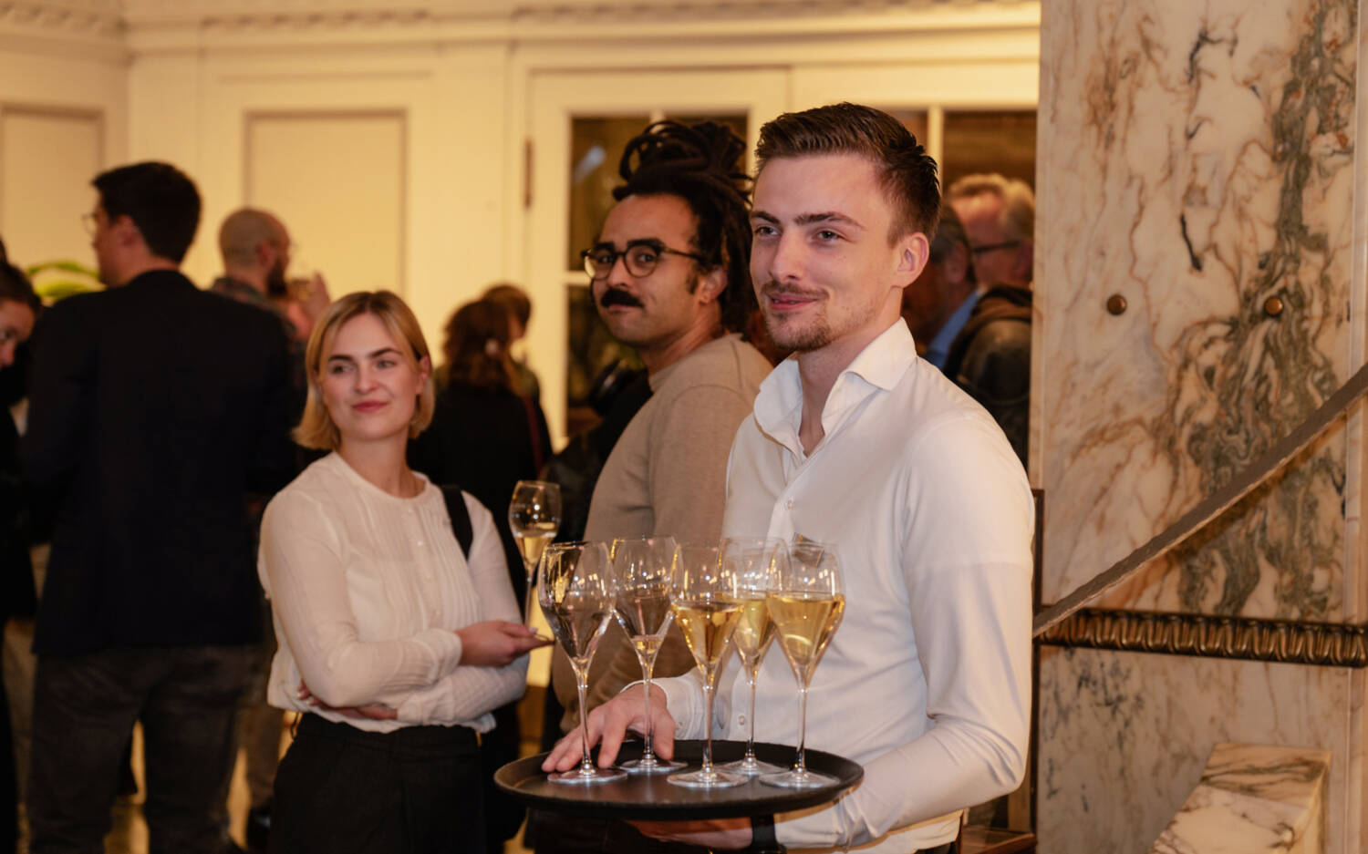 Zu Beginn gab es eine leckere Mini-Bratwurst und ein Gläschen Sekt.  Letzteres ist hier zu sehen / ©Reichshof