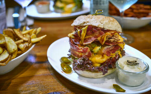 Üppig belegte Burger mit nachhaltigem Fleisch gibt’s im Edelsatt / ©Marc Sill