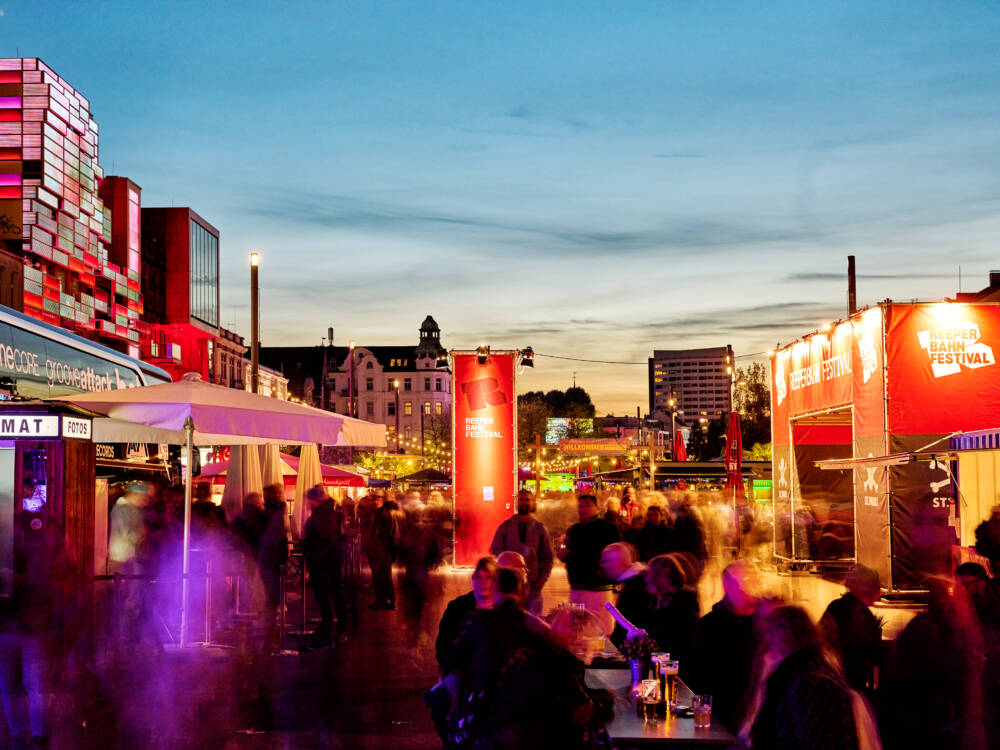 Beim Reeperbahnfestival verwandelt sich St. Pauli in ein pulsierendes Fest und zum Treffpunkt der internationalen Musikszene / © Florian Trykowski