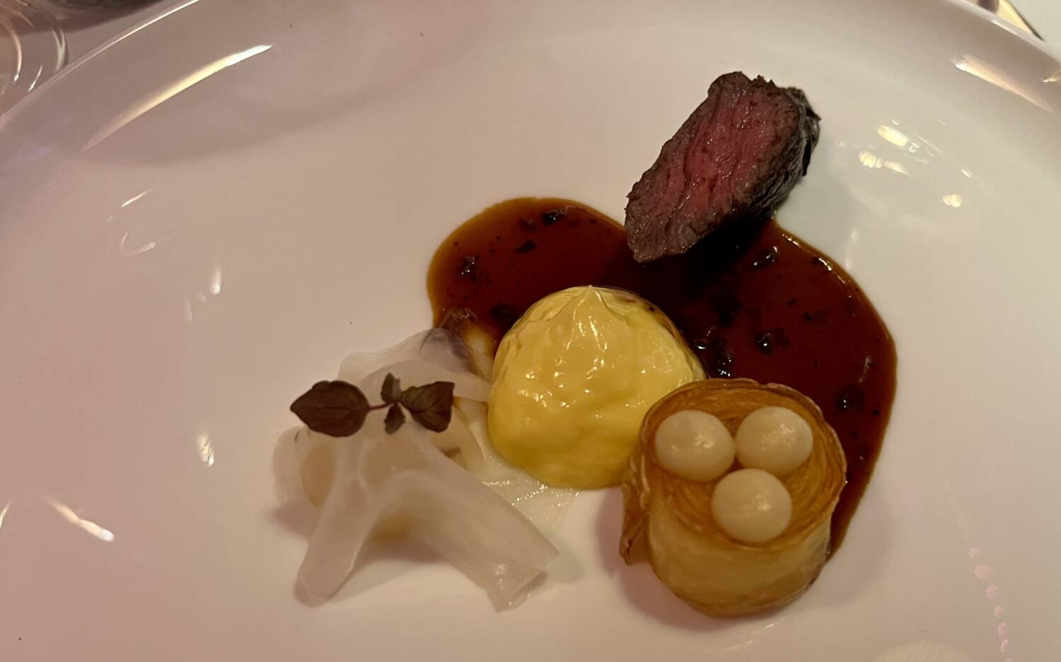 Das Hauptgericht: Onglet vom Beef auf einer Trüffeljus mit Sauce Bernaise und Kartoffel Gateaux / ©Alice von der Laden 