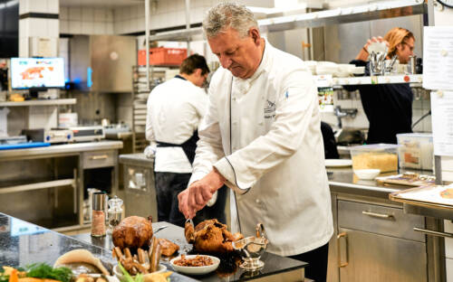 Der Chef des Landhauses Scherrer in Othmarschen bei der Arbeit / ©Marc Sill