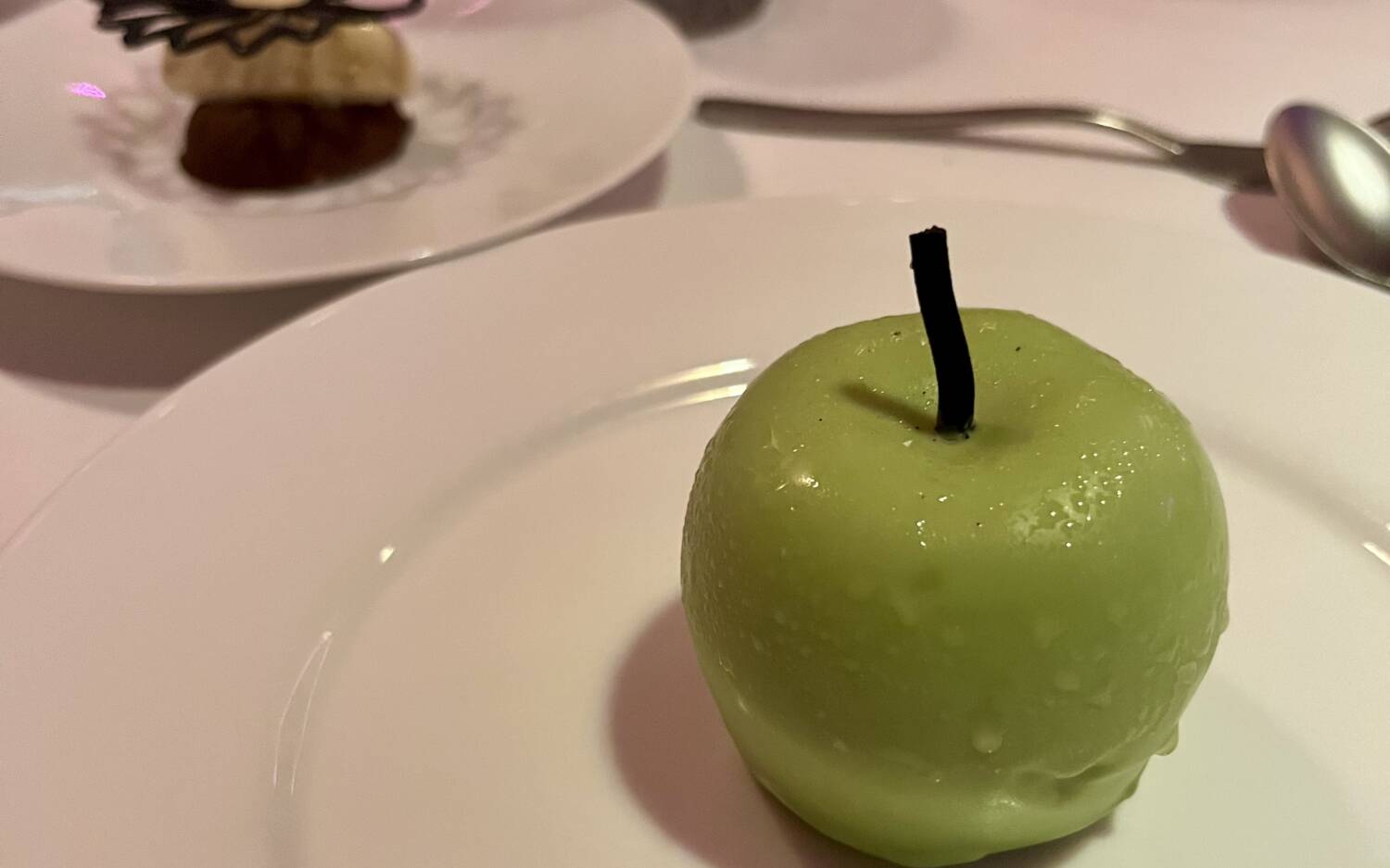 Der krönende Abschluss: Ein Granny Smith Apfel aus Schokolade mit einer überraschenden Füllung / ©Alice von der Laden 